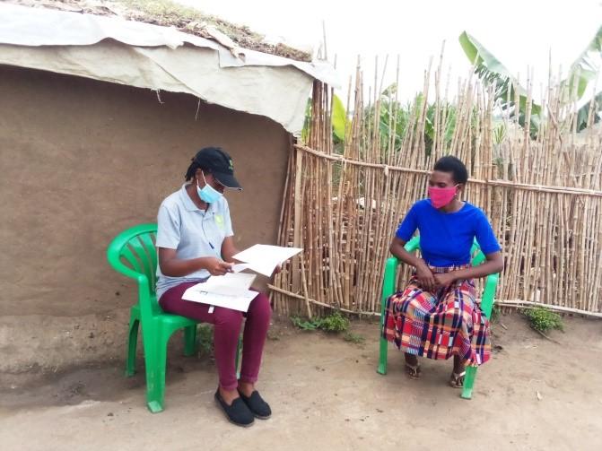 Damali narrating her story to Oxfam staff.