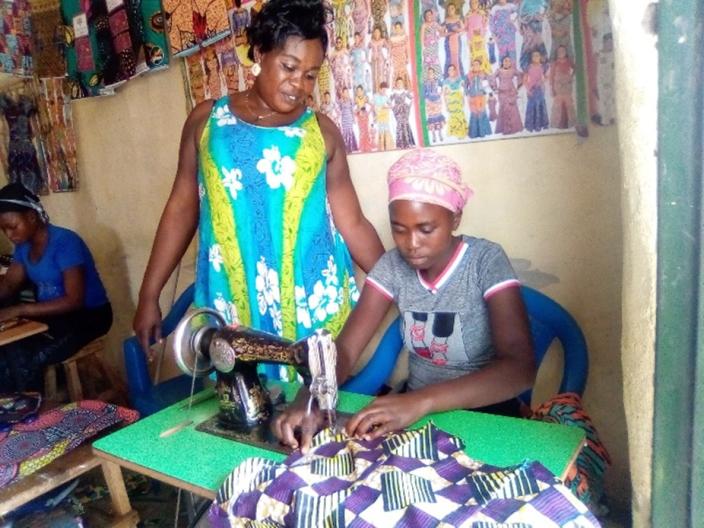 Ruhabu receives instruction from the local artisan-Paulin-in Kaborogota.