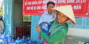 Rural women carries water in Ben Tre province. Credit: Oxfam Vietnam