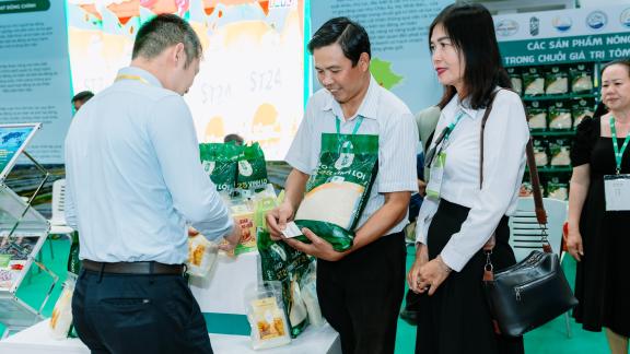 Doanh nghiệp và HTX tôm - lúa tăng cường liên kết thị trường tại Vietnam FoodExpo 2025