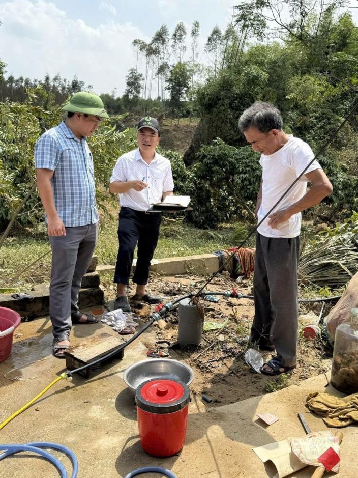 Đoàn khảo sát thăm hộ gia đình ông Đỗ Thế Vương