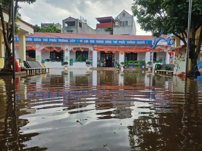 trường Mầm non Tân Thanh, xã Mỹ Thái, tỉnh Bắc Ninh vẫn bị ngập sâu.