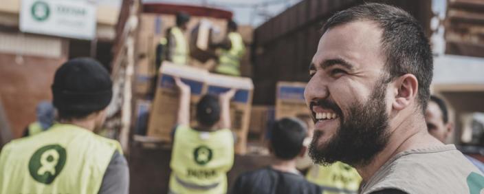 Oxfam's Mivan Mahmood oversees a distribution with the Country Humanitarian team in western Mosul, Iraq. Credit: Tegid Cartwright/Oxfam